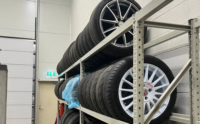 Стеллажи с шинами и колёсами на хранении в автосервисе Ariol Auto