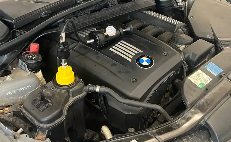 Моторный отсек автомобиля в автосервисе Ariol Auto