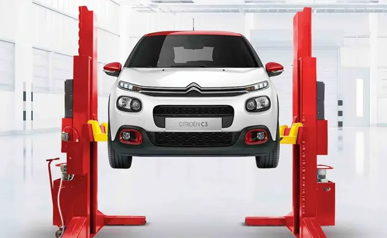Citroën C3 на подъёмнике в автосервисе