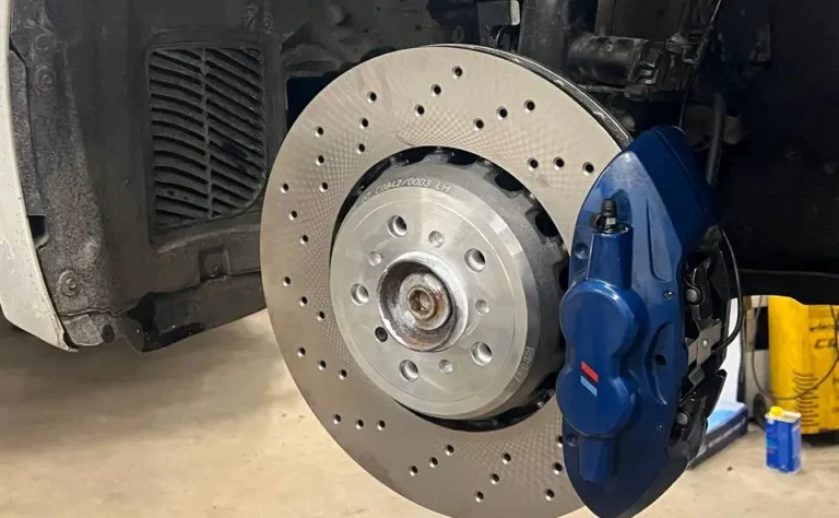 Piduriketas ja pidurisadul auto rummul Ariol Auto töökojas