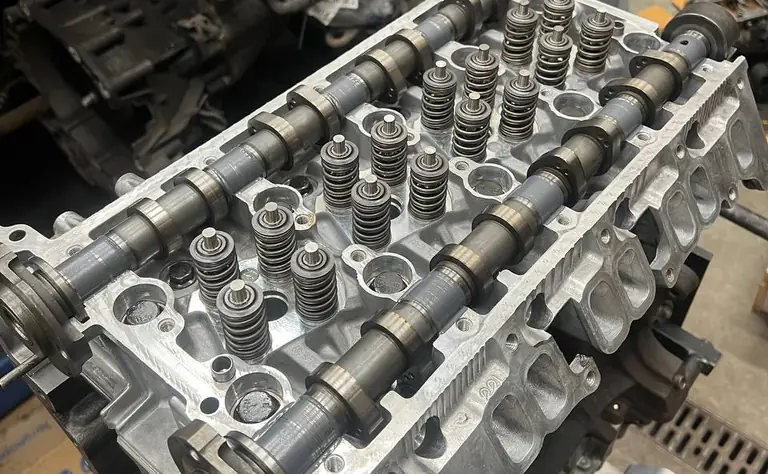 Cylinder head with camshafts and valves at the Ariol Auto workshop